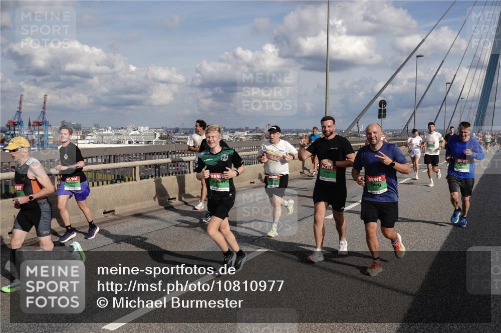 03.10.2026 - Köhlbrandbrückenlauf Michael Burmester http://msf.ph/oto/10810977 03.10.2026 15:23:31 Position 1  meine-sportfotos.de