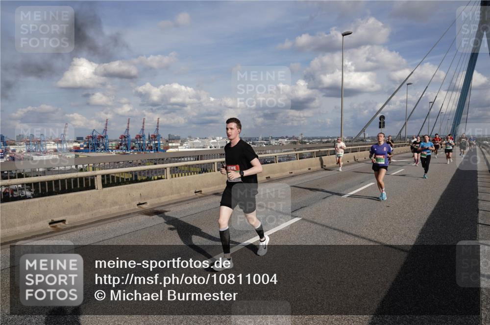 03.10.2026 - Köhlbrandbrückenlauf Michael Burmester http://msf.ph/oto/10811004 03.10.2026 15:23:37 Position 1  meine-sportfotos.de