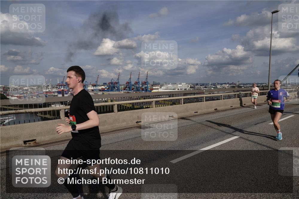 03.10.2026 - Köhlbrandbrückenlauf Michael Burmester http://msf.ph/oto/10811010 03.10.2026 15:23:38 Position 1  meine-sportfotos.de