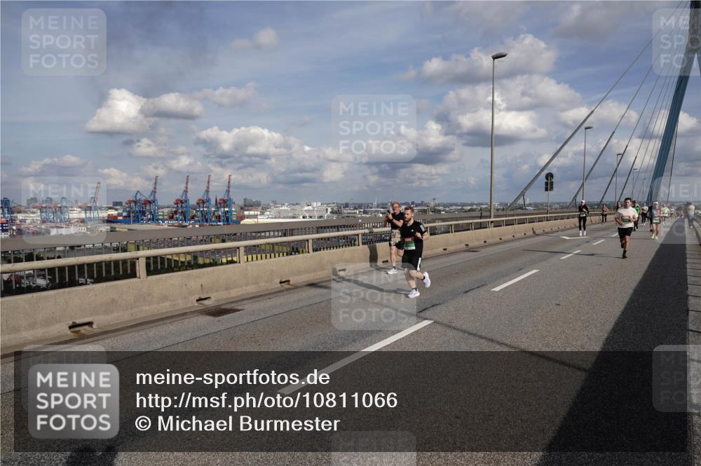 03.10.2026 - Köhlbrandbrückenlauf Michael Burmester http://msf.ph/oto/10811066 03.10.2026 15:23:56 Position 1  meine-sportfotos.de