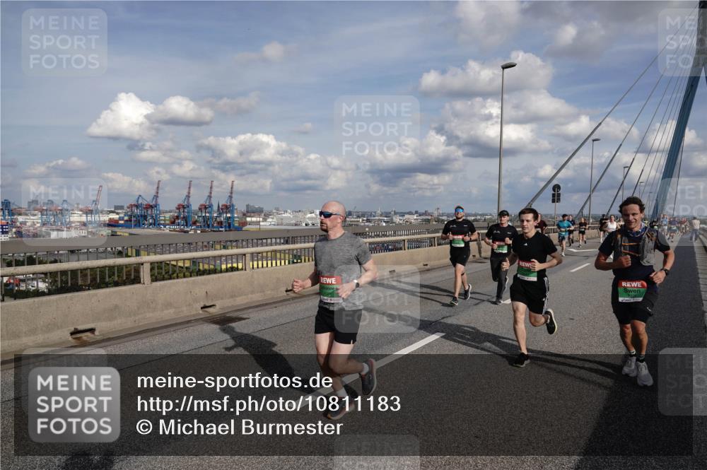 03.10.2026 - Köhlbrandbrückenlauf Michael Burmester http://msf.ph/oto/10811183 03.10.2026 15:24:42 Position 1  meine-sportfotos.de