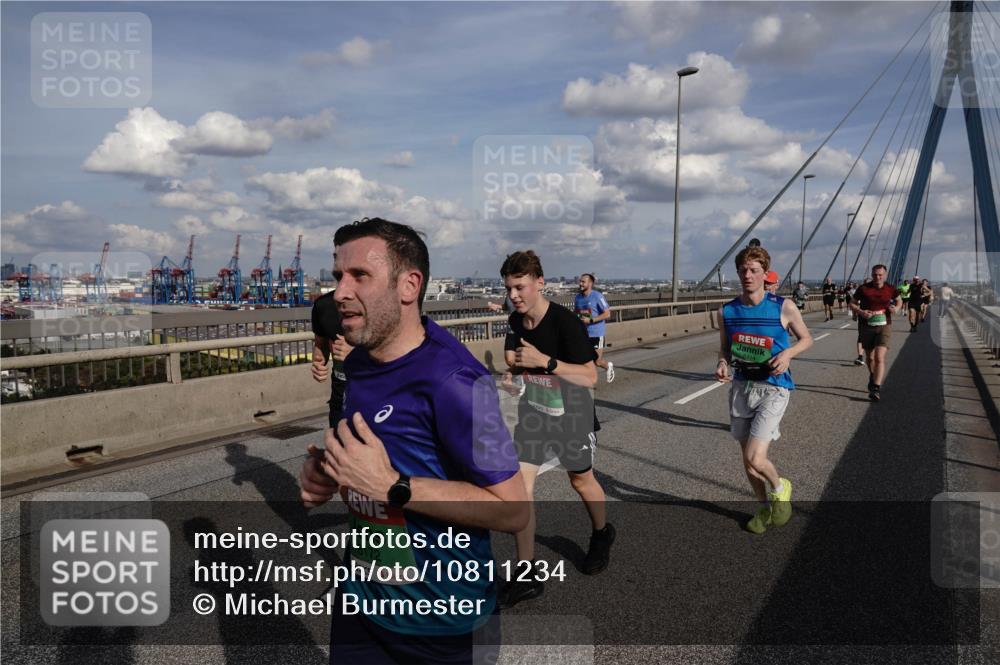 03.10.2026 - Köhlbrandbrückenlauf Michael Burmester http://msf.ph/oto/10811234 03.10.2026 15:24:55 Position 1 8172, 8314 meine-sportfotos.de