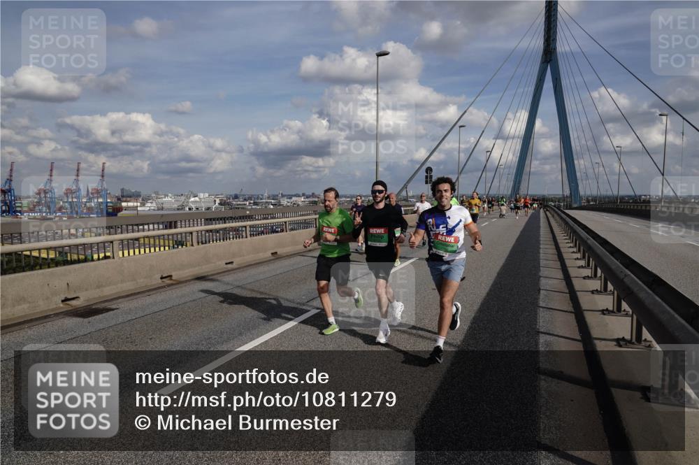 03.10.2026 - Köhlbrandbrückenlauf Michael Burmester http://msf.ph/oto/10811279 03.10.2026 15:25:05 Position 1  meine-sportfotos.de