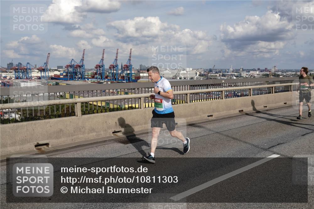 03.10.2026 - Köhlbrandbrückenlauf Michael Burmester http://msf.ph/oto/10811303 03.10.2026 15:25:12 Position 1  meine-sportfotos.de