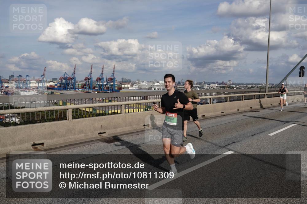 03.10.2026 - Köhlbrandbrückenlauf Michael Burmester http://msf.ph/oto/10811309 03.10.2026 15:25:13 Position 1  meine-sportfotos.de