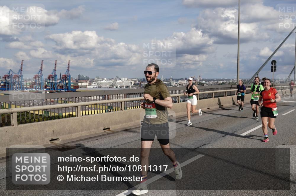 03.10.2026 - Köhlbrandbrückenlauf Michael Burmester http://msf.ph/oto/10811317 03.10.2026 15:25:16 Position 1  meine-sportfotos.de