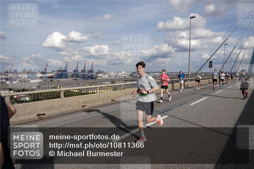03.10.2026 - Köhlbrandbrückenlauf Michael Burmester http://msf.ph/oto/10811366 03.10.2026 15:25:28 Position 1  meine-sportfotos.de