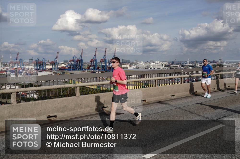 03.10.2026 - Köhlbrandbrückenlauf Michael Burmester http://msf.ph/oto/10811372 03.10.2026 15:25:30 Position 1  meine-sportfotos.de