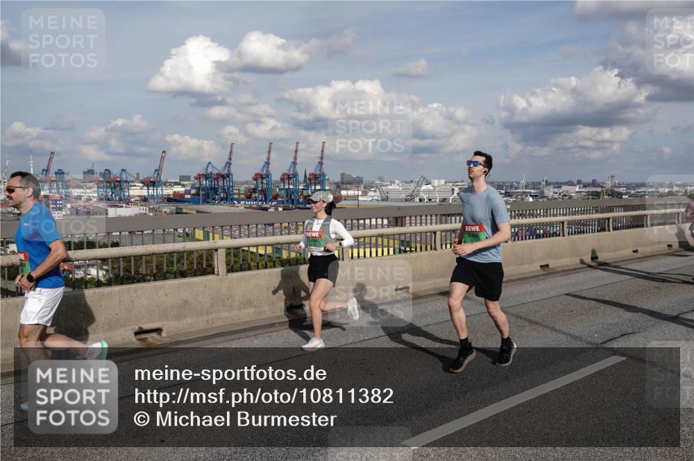 03.10.2026 - Köhlbrandbrückenlauf Michael Burmester http://msf.ph/oto/10811382 03.10.2026 15:25:32 Position 1  meine-sportfotos.de