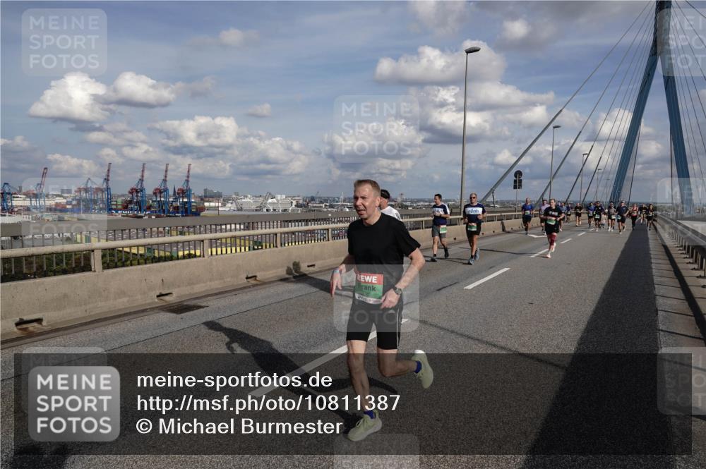 03.10.2026 - Köhlbrandbrückenlauf Michael Burmester http://msf.ph/oto/10811387 03.10.2026 15:25:34 Position 1  meine-sportfotos.de