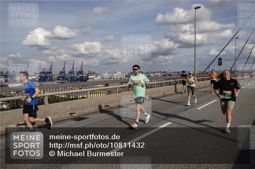 03.10.2026 - Köhlbrandbrückenlauf Michael Burmester http://msf.ph/oto/10811432 03.10.2026 15:25:47 Position 1  meine-sportfotos.de