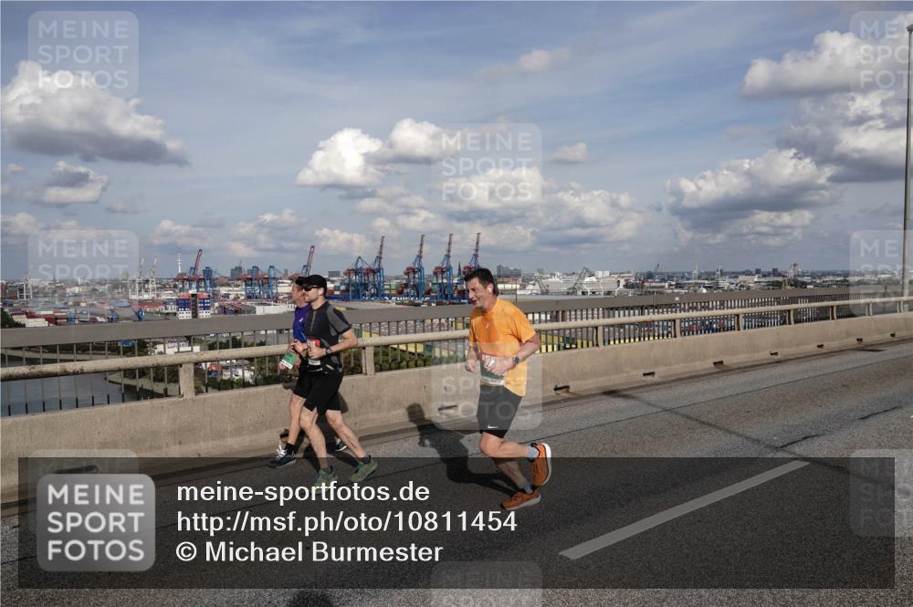 03.10.2026 - Köhlbrandbrückenlauf Michael Burmester http://msf.ph/oto/10811454 03.10.2026 15:25:52 Position 1  meine-sportfotos.de