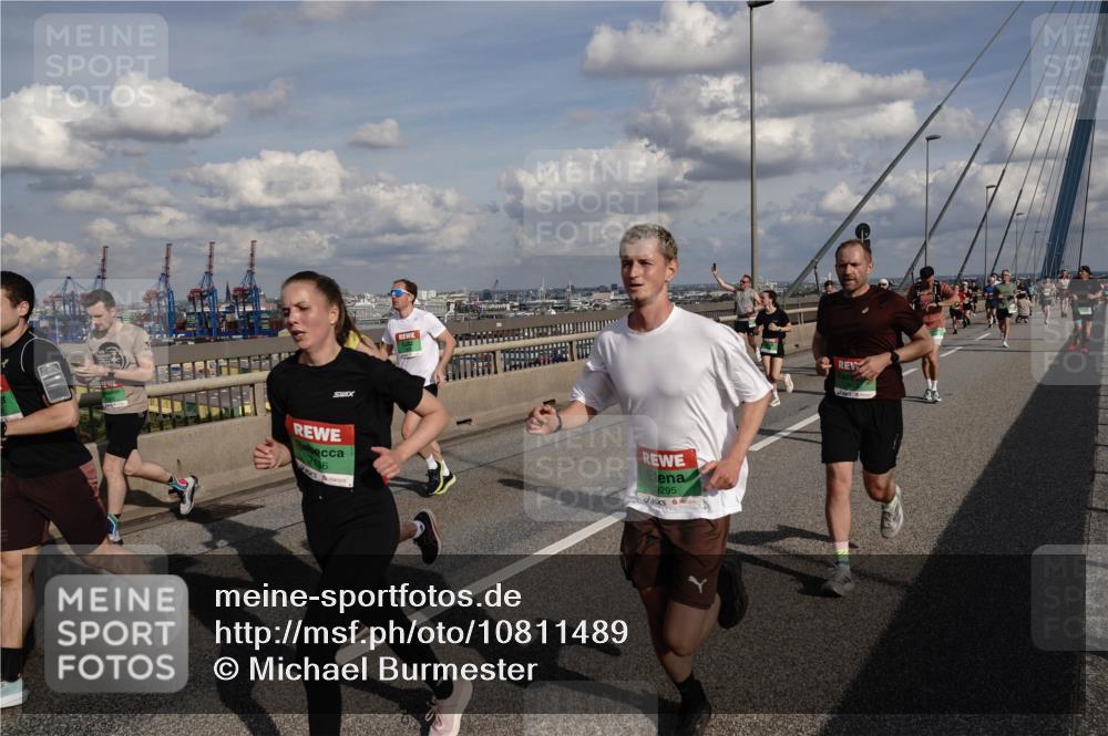 03.10.2026 - Köhlbrandbrückenlauf Michael Burmester http://msf.ph/oto/10811489 03.10.2026 15:26:04 Position 1 2, 7136, 9295 meine-sportfotos.de