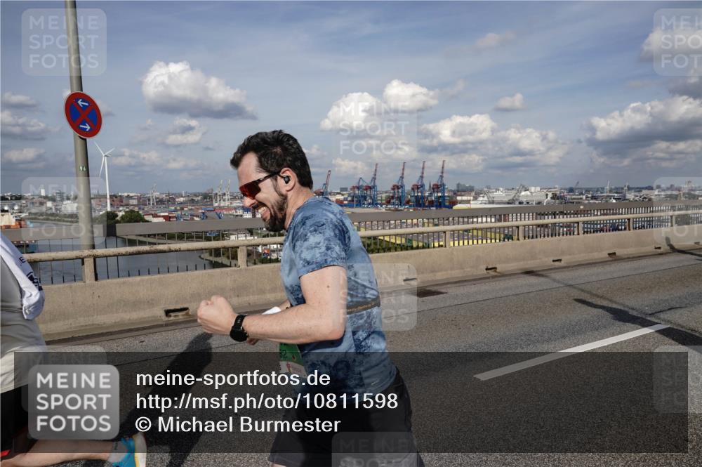 03.10.2026 - Köhlbrandbrückenlauf Michael Burmester http://msf.ph/oto/10811598 03.10.2026 15:26:33 Position 1  meine-sportfotos.de