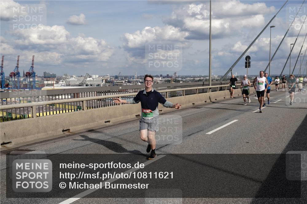 03.10.2026 - Köhlbrandbrückenlauf Michael Burmester http://msf.ph/oto/10811621 03.10.2026 15:26:39 Position 1  meine-sportfotos.de