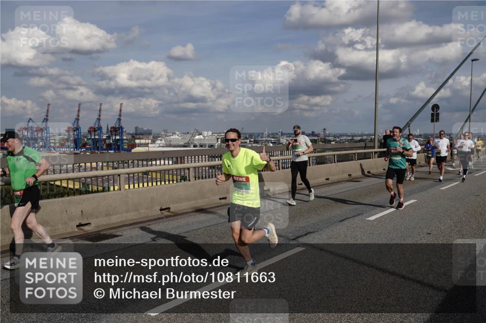 03.10.2026 - Köhlbrandbrückenlauf Michael Burmester http://msf.ph/oto/10811663 03.10.2026 15:26:52 Position 1  meine-sportfotos.de