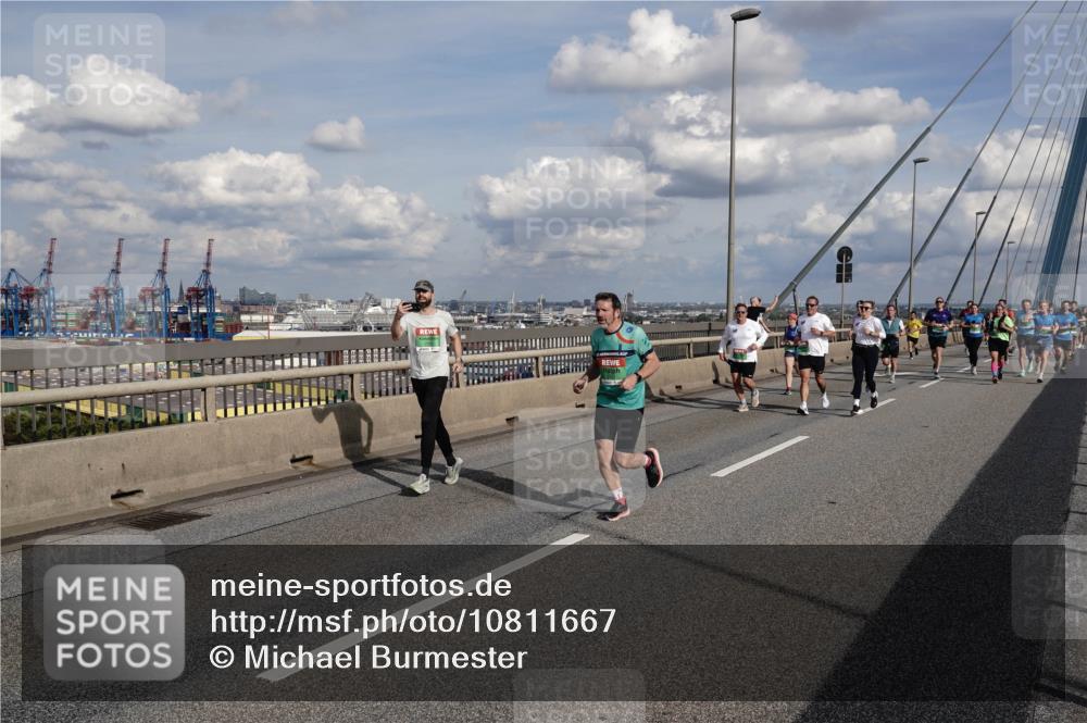 03.10.2026 - Köhlbrandbrückenlauf Michael Burmester http://msf.ph/oto/10811667 03.10.2026 15:26:53 Position 1  meine-sportfotos.de