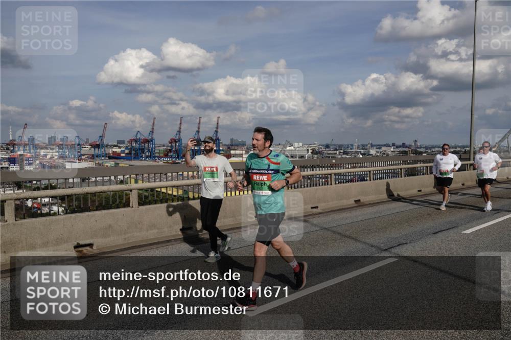 03.10.2026 - Köhlbrandbrückenlauf Michael Burmester http://msf.ph/oto/10811671 03.10.2026 15:26:54 Position 1  meine-sportfotos.de