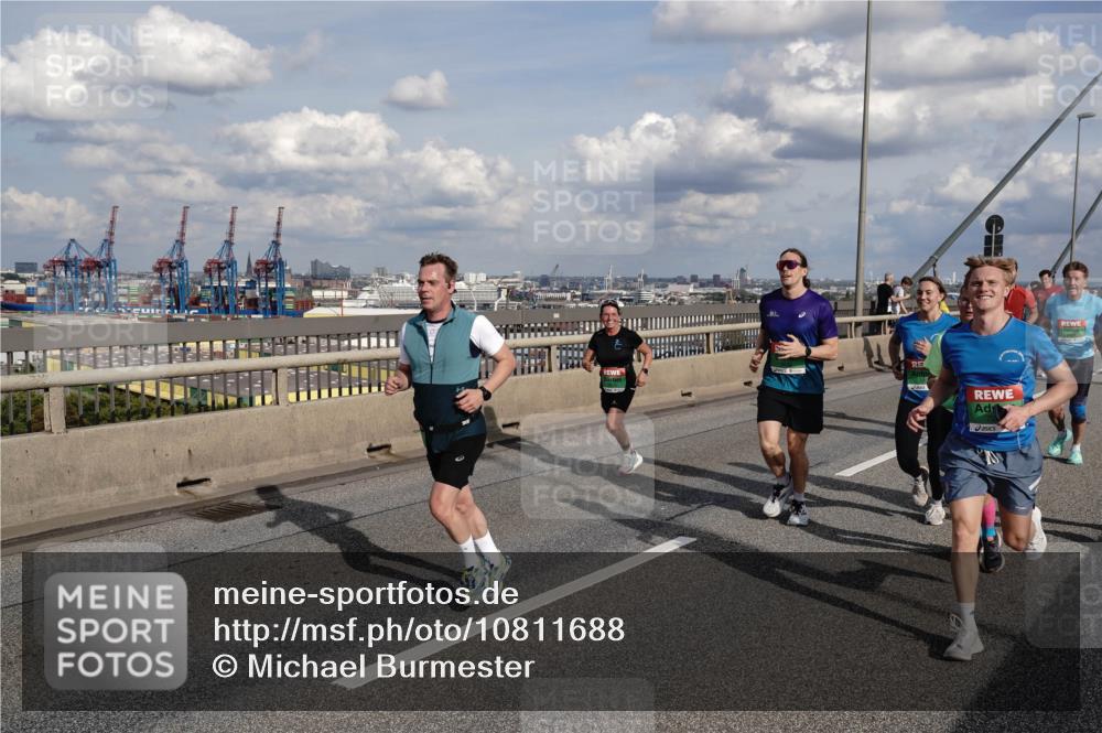 03.10.2026 - Köhlbrandbrückenlauf Michael Burmester http://msf.ph/oto/10811688 03.10.2026 15:26:59 Position 1  meine-sportfotos.de