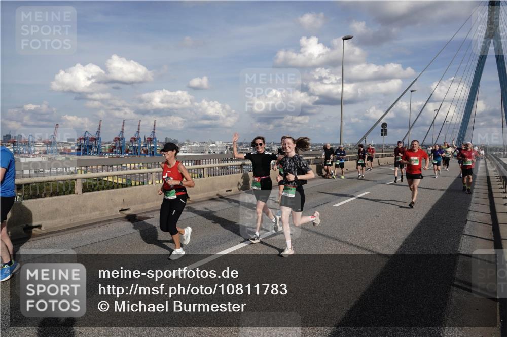 03.10.2026 - Köhlbrandbrückenlauf Michael Burmester http://msf.ph/oto/10811783 03.10.2026 15:27:24 Position 1  meine-sportfotos.de