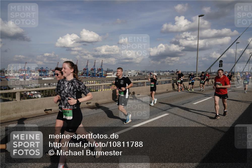 03.10.2026 - Köhlbrandbrückenlauf Michael Burmester http://msf.ph/oto/10811788 03.10.2026 15:27:25 Position 1  meine-sportfotos.de