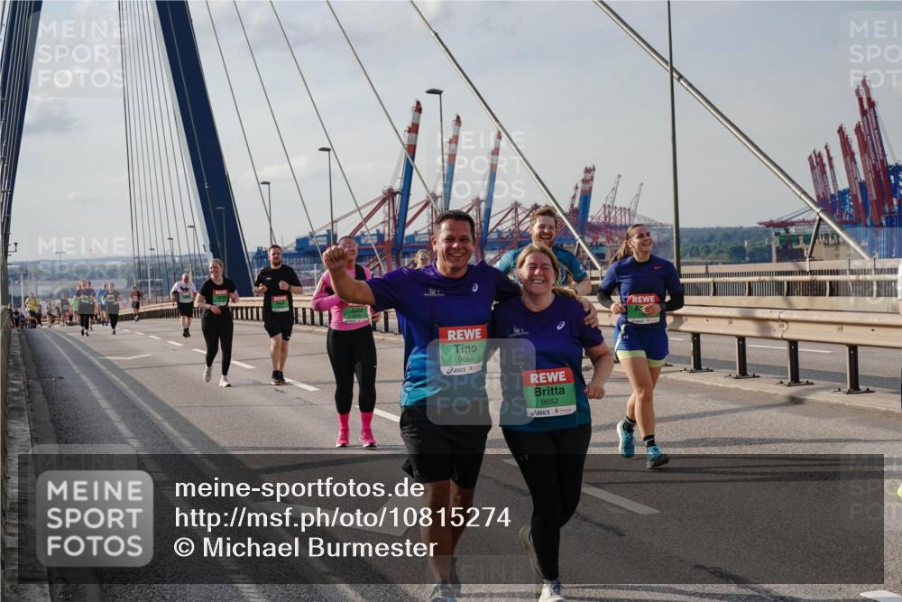 03.10.2026 - Köhlbrandbrückenlauf Michael Burmester http://msf.ph/oto/10815274 03.10.2026 16:07:26 Position 2 9651, 9652 meine-sportfotos.de