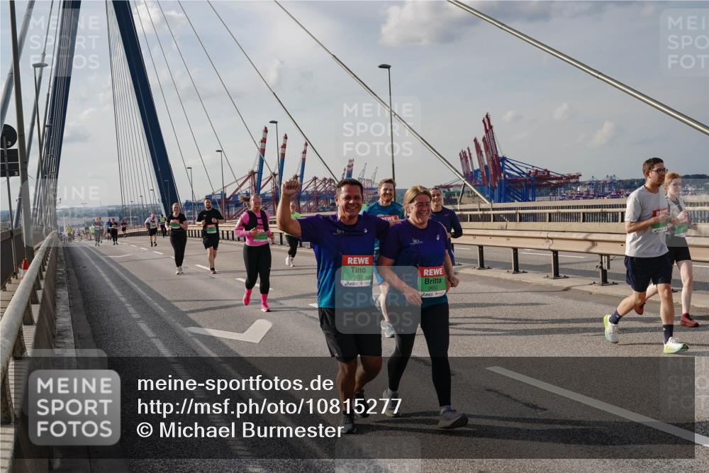03.10.2026 - Köhlbrandbrückenlauf Michael Burmester http://msf.ph/oto/10815277 03.10.2026 16:07:27 Position 2 9651, 9652 meine-sportfotos.de