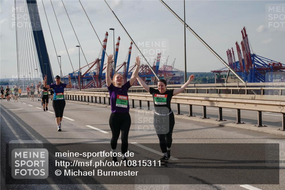 03.10.2026 - Köhlbrandbrückenlauf Michael Burmester http://msf.ph/oto/10815311 03.10.2026 16:07:48 Position 2 9649, 9645 meine-sportfotos.de