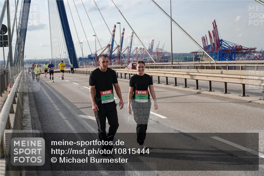 03.10.2026 - Köhlbrandbrückenlauf Michael Burmester http://msf.ph/oto/10815444 03.10.2026 16:09:21 Position 2 9754, 9753 meine-sportfotos.de