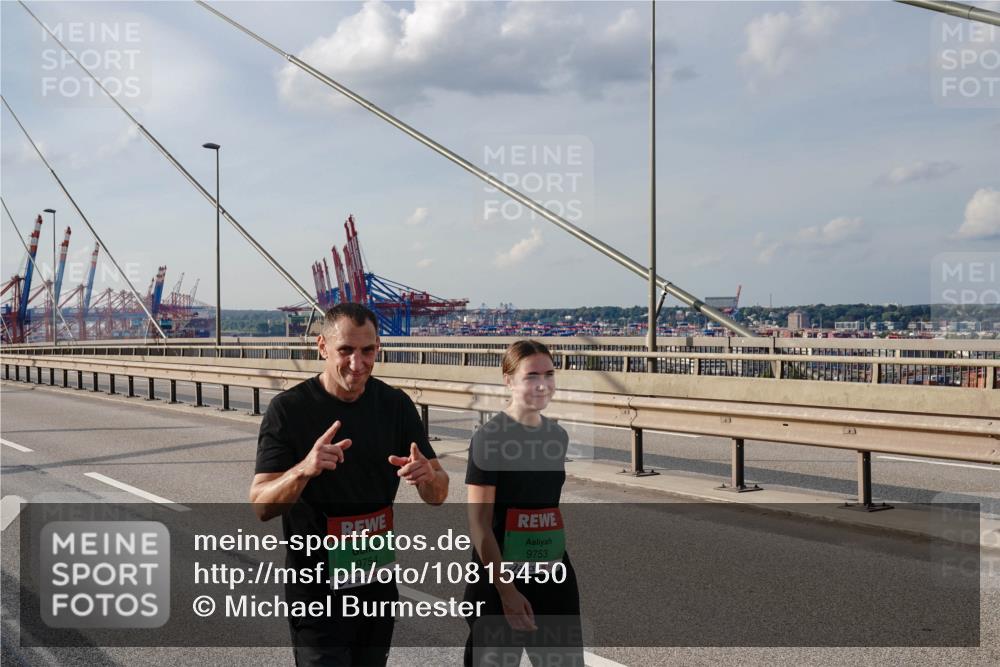 03.10.2026 - Köhlbrandbrückenlauf Michael Burmester http://msf.ph/oto/10815450 03.10.2026 16:09:24 Position 2 9754, 9753 meine-sportfotos.de