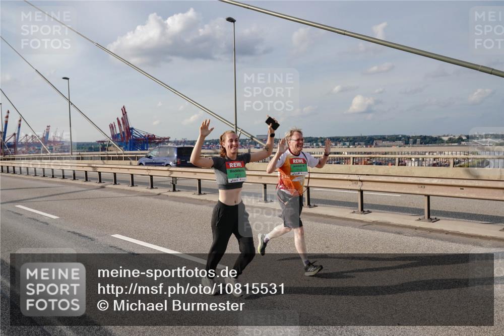 03.10.2026 - Köhlbrandbrückenlauf Michael Burmester http://msf.ph/oto/10815531 03.10.2026 16:10:26 Position 2 7111, 7112 meine-sportfotos.de