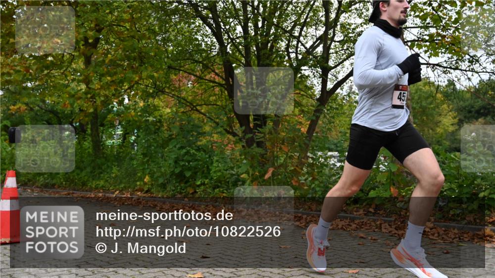 11.10.2026 - Bramfelder Halbmarathon 2026 J. Mangold http://msf.ph/oto/10822526 11.10.2026 10:18:20 Laufen 455 meine-sportfotos.de