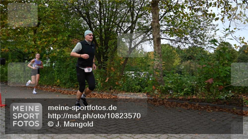 11.10.2026 - Bramfelder Halbmarathon 2026 J. Mangold http://msf.ph/oto/10823570 11.10.2026 10:33:21 Laufen 18, 34, 114, 214, 429, 452, 479, 567, 605, 720 meine-sportfotos.de
