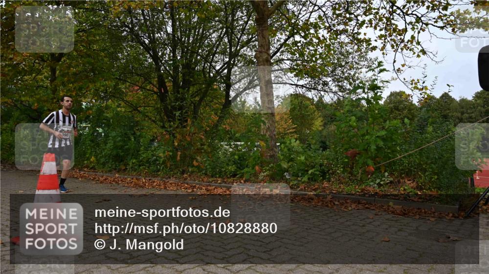 11.10.2026 - Bramfelder Halbmarathon 2026 J. Mangold http://msf.ph/oto/10828880 11.10.2026 10:59:56 Laufen 390, 456 meine-sportfotos.de