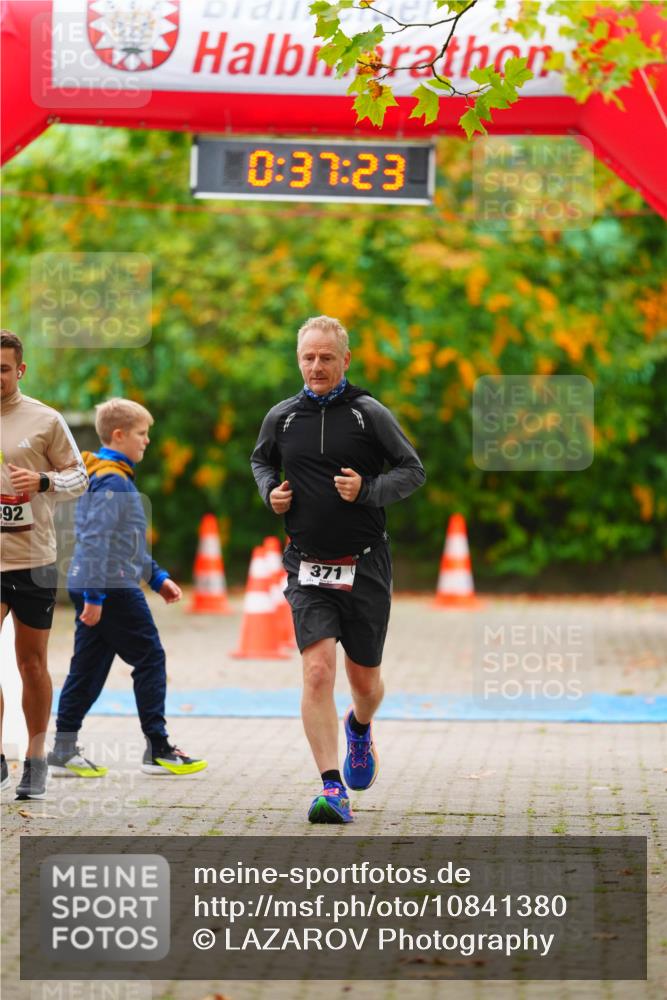 11.10.2026 - Bramfelder Halbmarathon 2026 LAZAROV Photography http://msf.ph/oto/10841380 11.10.2026 10:07:21 Laufen 92, 2, 0, 37, 23, 371 meine-sportfotos.de