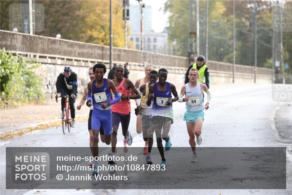 25.10.2026 - hella hamburg halbmarathon Jannik Wohlers http://msf.ph/oto/10847893 25.10.2026 10:07:41 Lombardsbrücke 10, 1, 19, 24, 3, 54, 29, 8 meine-sportfotos.de