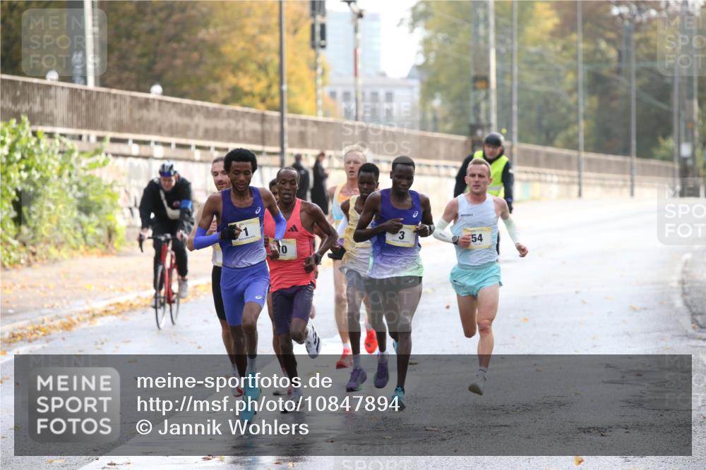 25.10.2026 - hella hamburg halbmarathon Jannik Wohlers http://msf.ph/oto/10847894 25.10.2026 10:07:41 Lombardsbrücke 3, 24, 19, 1, 10, 54, 29, 8 meine-sportfotos.de