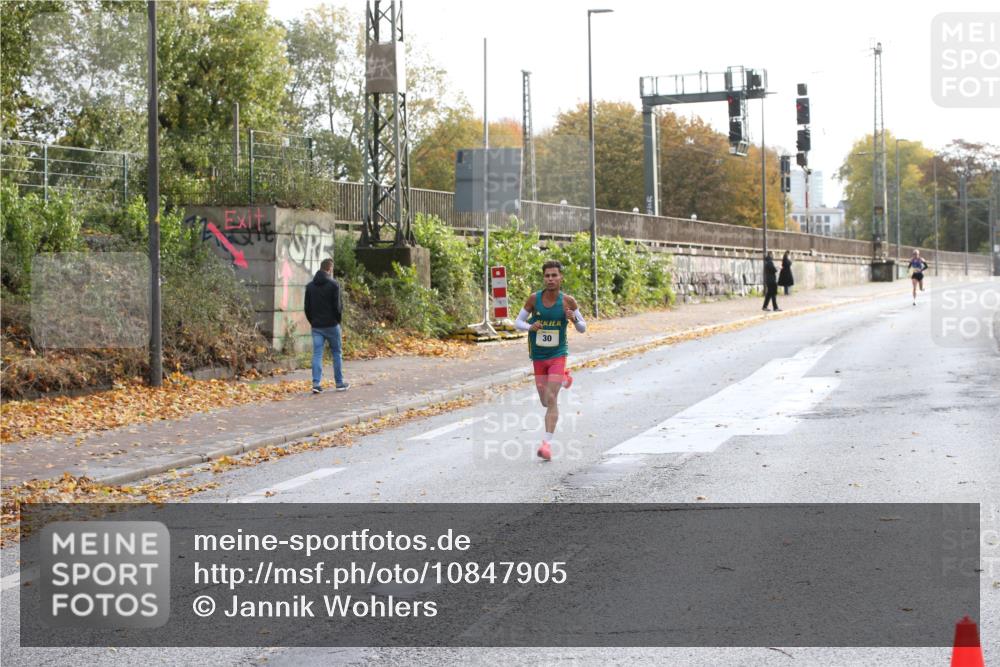 25.10.2026 - hella hamburg halbmarathon Jannik Wohlers http://msf.ph/oto/10847905 25.10.2026 10:08:07 Lombardsbrücke 30 meine-sportfotos.de