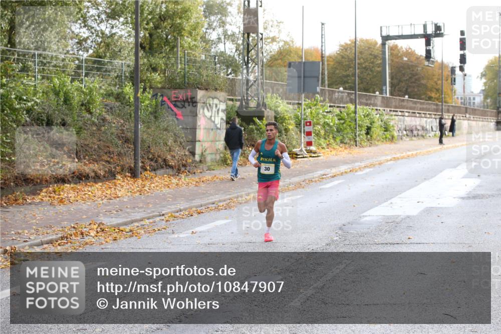 25.10.2026 - hella hamburg halbmarathon Jannik Wohlers http://msf.ph/oto/10847907 25.10.2026 10:08:08 Lombardsbrücke 30 meine-sportfotos.de
