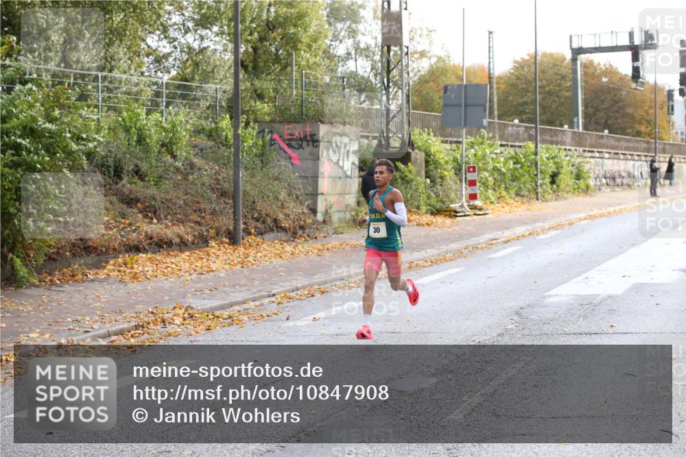 25.10.2026 - hella hamburg halbmarathon Jannik Wohlers http://msf.ph/oto/10847908 25.10.2026 10:08:08 Lombardsbrücke 30 meine-sportfotos.de