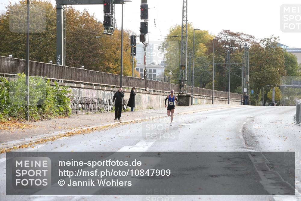 25.10.2026 - hella hamburg halbmarathon Jannik Wohlers http://msf.ph/oto/10847909 25.10.2026 10:08:09 Lombardsbrücke 30 meine-sportfotos.de