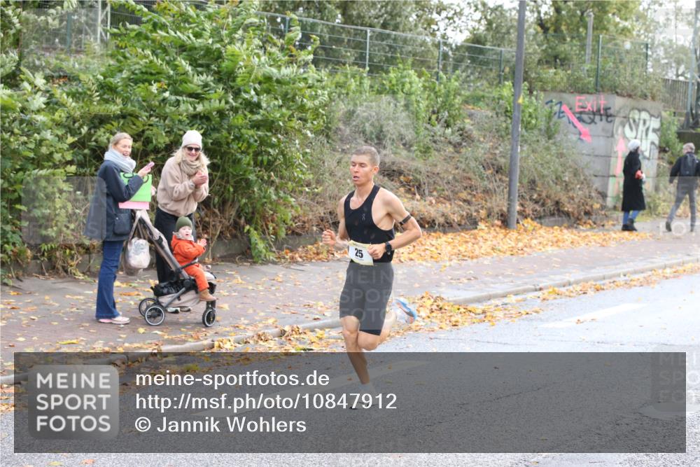 25.10.2026 - hella hamburg halbmarathon Jannik Wohlers http://msf.ph/oto/10847912 25.10.2026 10:09:10 Lombardsbrücke 25 meine-sportfotos.de