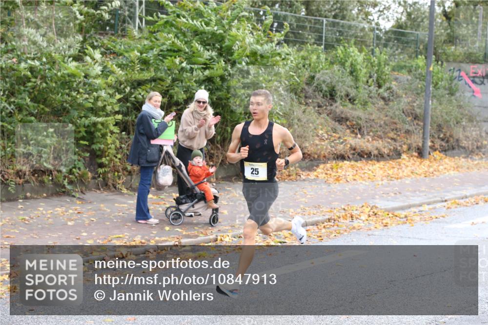 25.10.2026 - hella hamburg halbmarathon Jannik Wohlers http://msf.ph/oto/10847913 25.10.2026 10:09:10 Lombardsbrücke 25 meine-sportfotos.de
