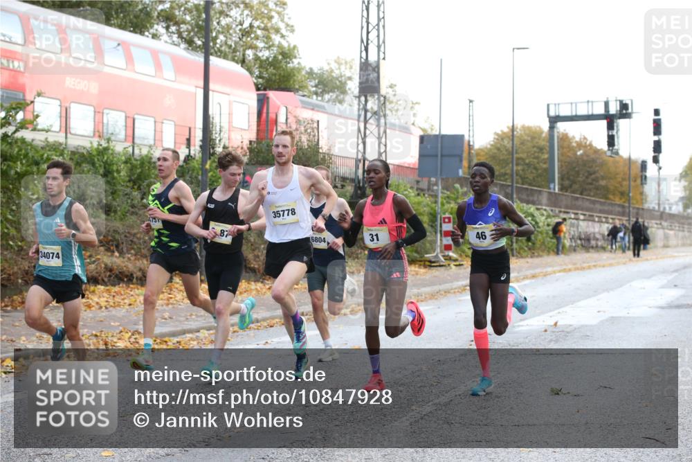 25.10.2026 - hella hamburg halbmarathon Jannik Wohlers http://msf.ph/oto/10847928 25.10.2026 10:10:56 Lombardsbrücke 20, 23, 16804, 31, 34074, 34751, 35778, 46, 6187 meine-sportfotos.de