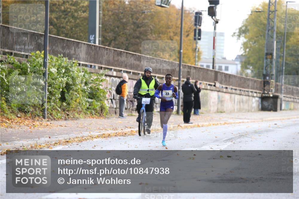 25.10.2026 - hella hamburg halbmarathon Jannik Wohlers http://msf.ph/oto/10847938 25.10.2026 10:11:26 Lombardsbrücke  meine-sportfotos.de