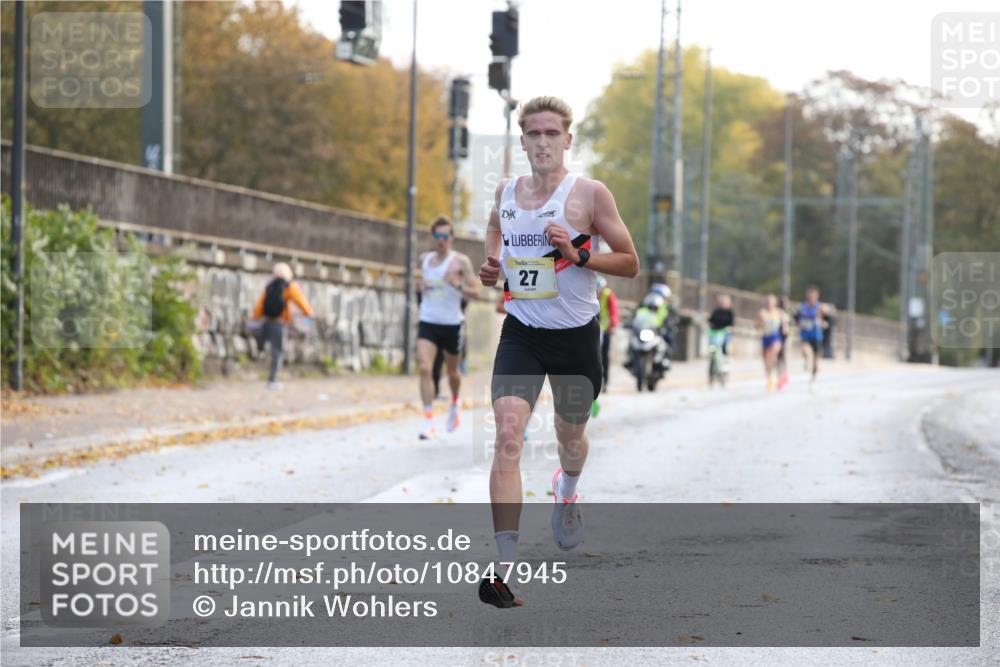 25.10.2026 - hella hamburg halbmarathon Jannik Wohlers http://msf.ph/oto/10847945 25.10.2026 10:11:35 Lombardsbrücke 27 meine-sportfotos.de
