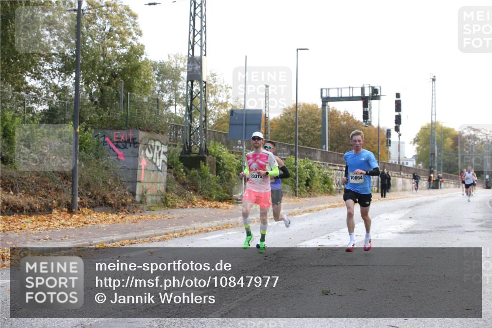 25.10.2026 - hella hamburg halbmarathon Jannik Wohlers http://msf.ph/oto/10847977 25.10.2026 10:13:11 Lombardsbrücke 10664, 20315, 9319 meine-sportfotos.de