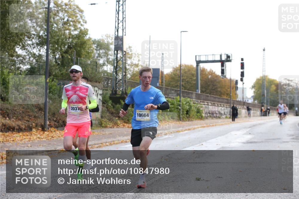 25.10.2026 - hella hamburg halbmarathon Jannik Wohlers http://msf.ph/oto/10847980 25.10.2026 10:13:12 Lombardsbrücke 20315, 10664, 9319 meine-sportfotos.de