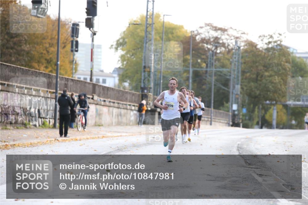 25.10.2026 - hella hamburg halbmarathon Jannik Wohlers http://msf.ph/oto/10847981 25.10.2026 10:13:14 Lombardsbrücke 10664, 20315, 9319 meine-sportfotos.de