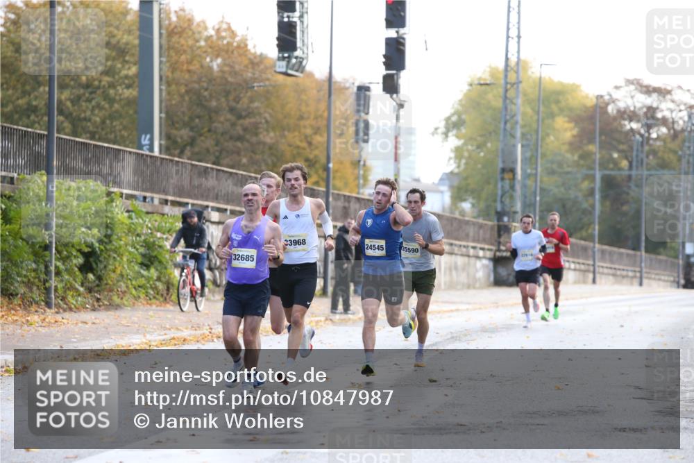 25.10.2026 - hella hamburg halbmarathon Jannik Wohlers http://msf.ph/oto/10847987 25.10.2026 10:13:19 Lombardsbrücke 11070 meine-sportfotos.de
